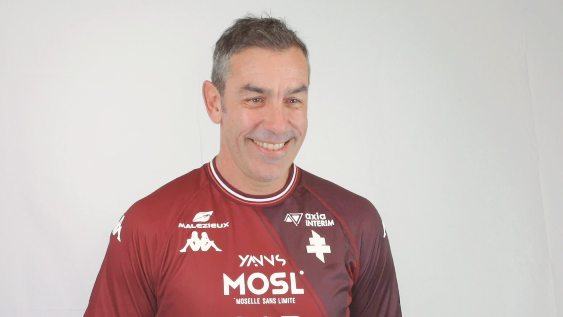Douglass Production. Shooting photo/vidéo des légendes du FC Metz. Parmi eux se cache un Champion du Monde. Saurez-vous le reconnaitre ?
Avec Collecsport FootF'Est yo!com!go!